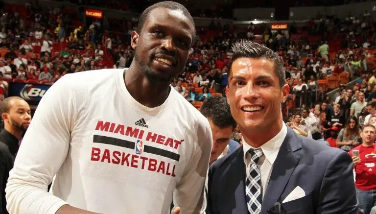 CR7 disfruta vacaciones en juego de la NBA