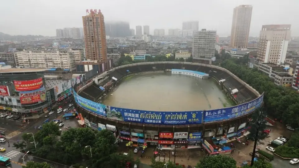 Estadio chino se convierte en piscina por fuertes lluvias