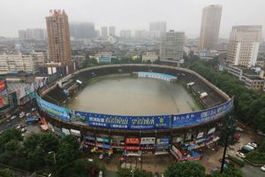 Estadio chino se convierte en piscina por fuertes lluvias