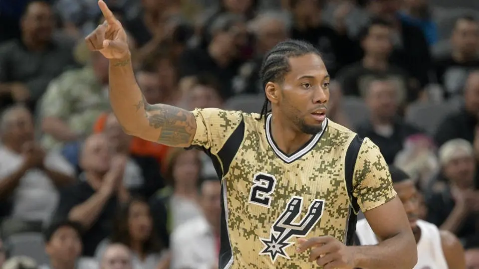 Kawhi Leonard, lesionado en victoria de Spurs contra el Heat