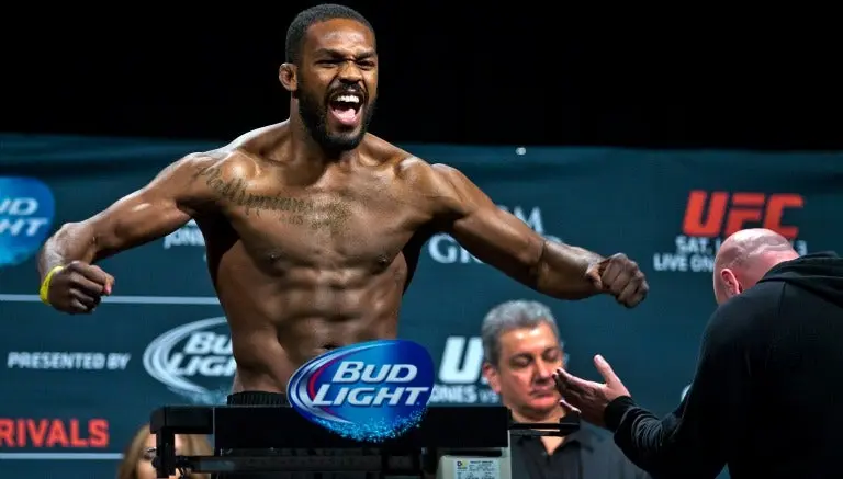 UFC reinstala a Jon Jones tras problemas legales