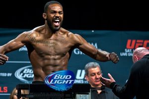 UFC reinstala a Jon Jones tras problemas legales