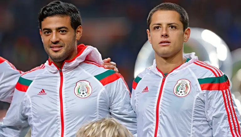 Chicharito y Vela durante el himno mexicano
