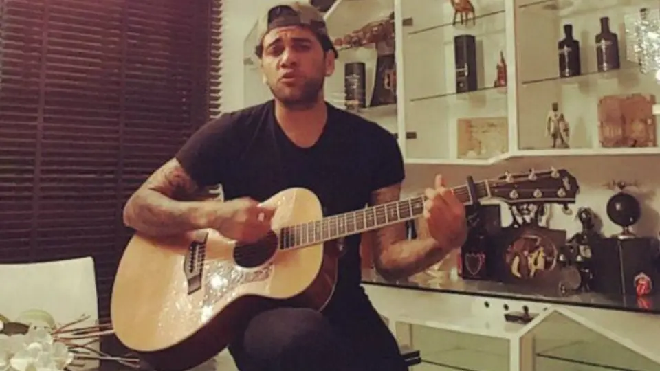 Dani Alves da serenata a través de Instagram