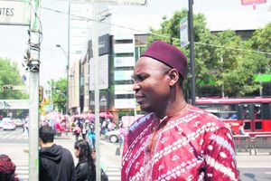 Camerunés pasa de príncipe a ciudadano común en México