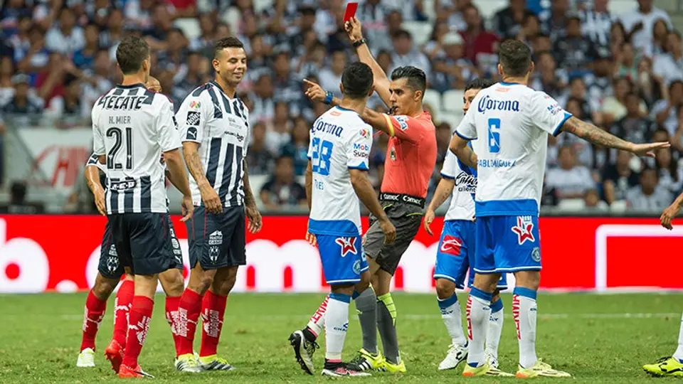 Cardona y Cuevas ingresan para ser expulsados en la J1