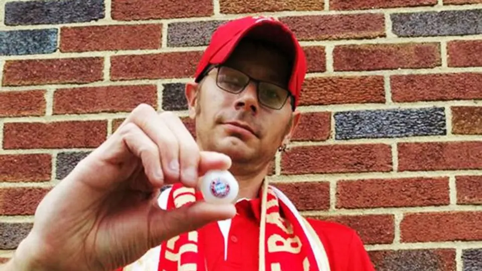 Aficionado del Bayern muestra su apoyo con ojo de vidrio