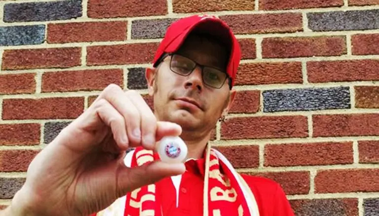 Aficionado del Bayern muestra su apoyo con ojo de vidrio