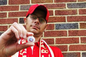 Aficionado del Bayern muestra su apoyo con ojo de vidrio