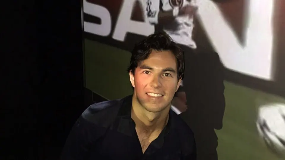 Checo Pérez alienta a Chicharito a distancia