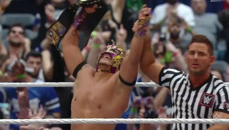 Kalisto retiene el título de EU en su debut en WM