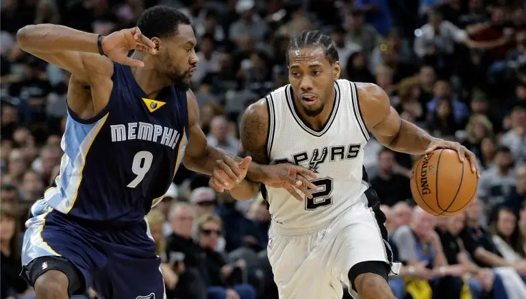 Spurs propina segunda humillación a Grizzlies