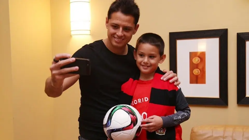 Chicharito cumple sueño de niño
