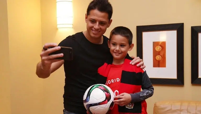 Chicharito cumple sueño de niño