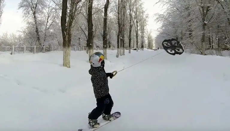 Usuario de YouTube crea el droneboarding