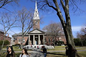 Evacuan edificios de Harvard por amenaza de bomba