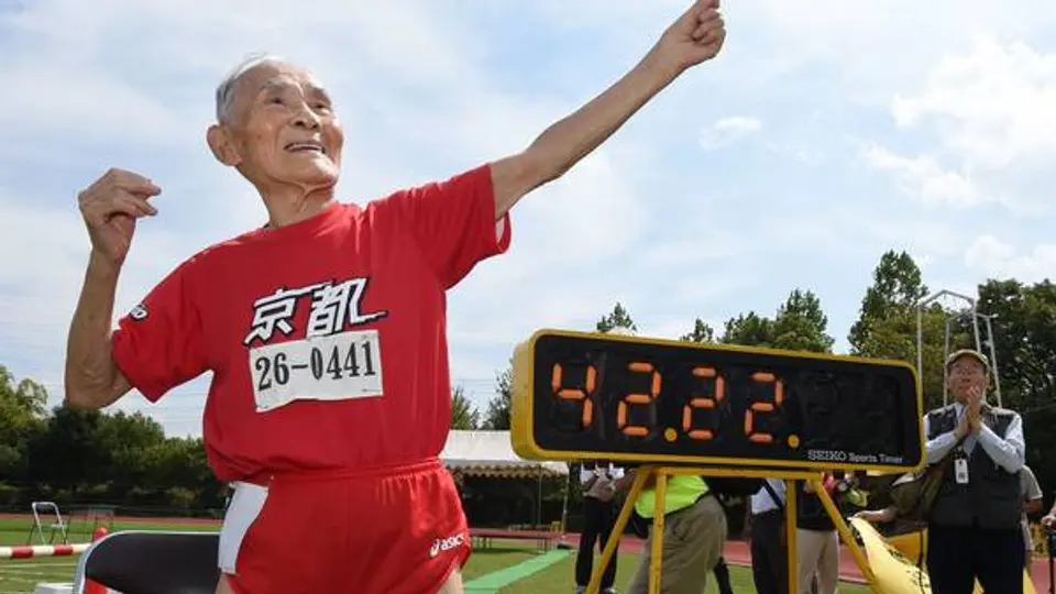 Atleta de 105 años fija récord en carrera de 100 metros