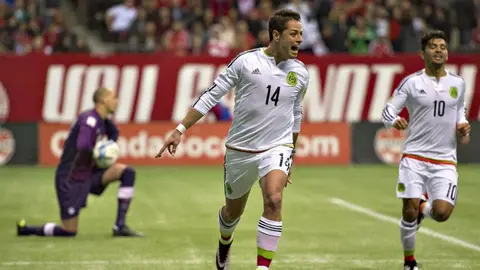 Chicharito se estrena en la era de Osorio