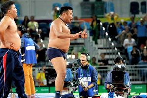 Entrenadores se desvisten como protesta por derrota