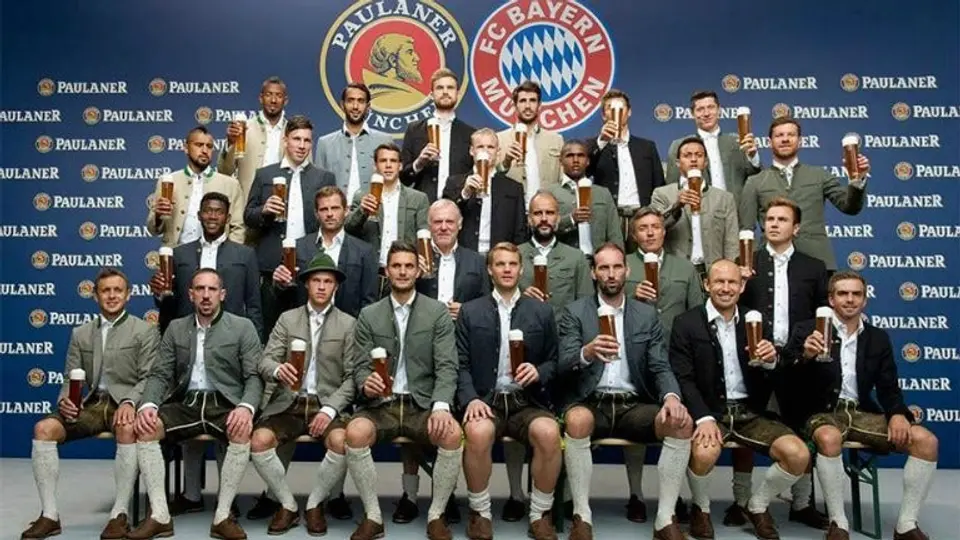 Bayern Munich disfruta de su tradicional visita al Oktoberfest