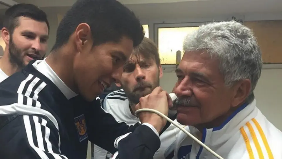 Tuca cumple apuesta y se afeita el bigote