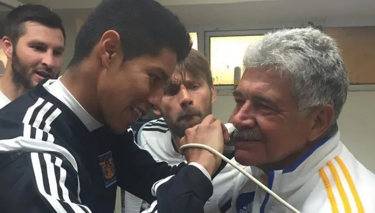 Tuca cumple apuesta y se afeita el bigote