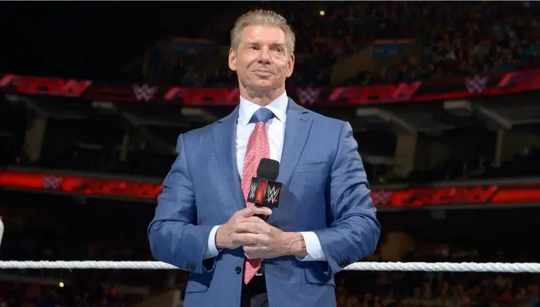 Vince McMahon durante el anuncio en Raw | WWE.COM