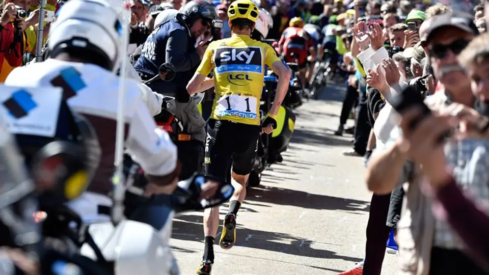 Froome pierde su bicicleta y corre el Tour de Francia