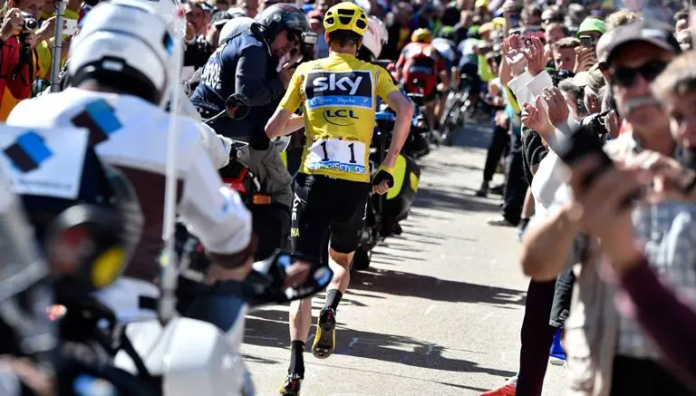 Froome pierde su bicicleta y corre el Tour de Francia