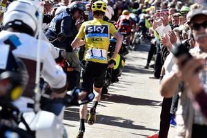 Froome pierde su bicicleta y corre el Tour de Francia