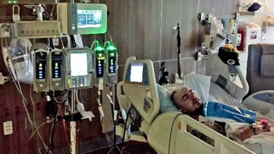 Dejan a fan en coma por usar gorro de Empacadores