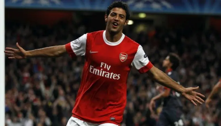 Carlos Vela celebra uno de sus tantos con la playera de Arsenal | AP