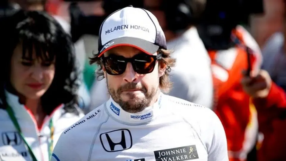 Alonso bromea con su aparatoso accidente