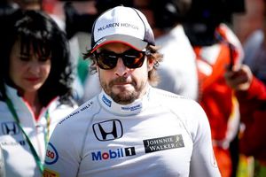 Alonso bromea con su aparatoso accidente