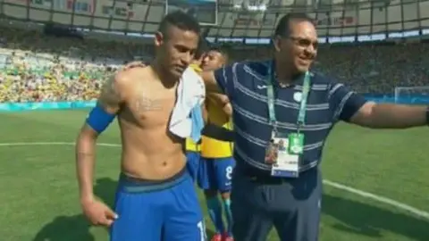 Goleada no impide a Hondureños tomarse fotos con Neymar