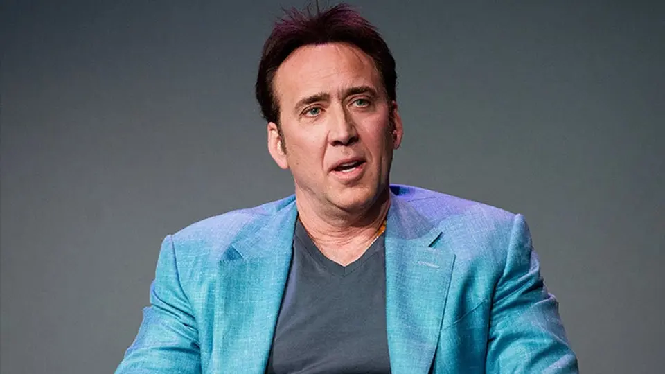 Nicolas Cage somete a líder de Mötley Crüe en defensa de fan