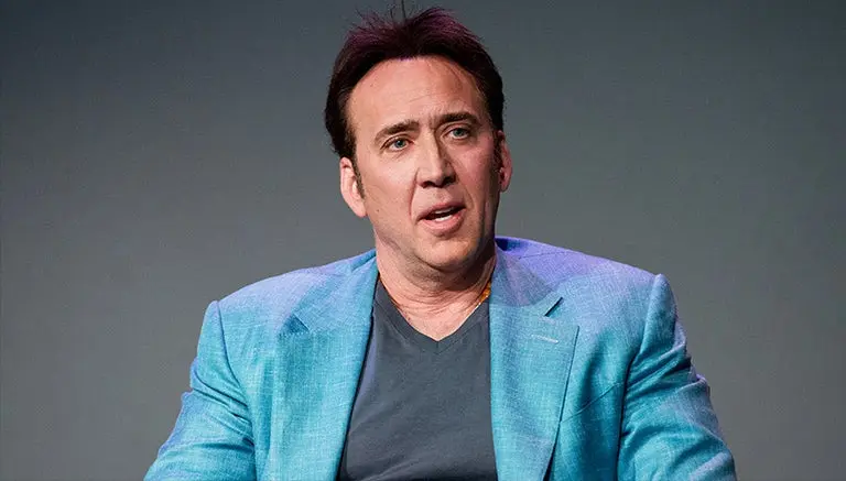 Nicolas Cage somete a líder de Mötley Crüe en defensa de fan