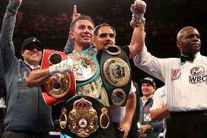 Gennady Golovkin vence a Brook y retiene sus títulos mundiales