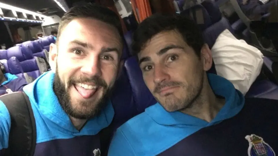 Piqué desconoce a Layún en Periscope con Casillas