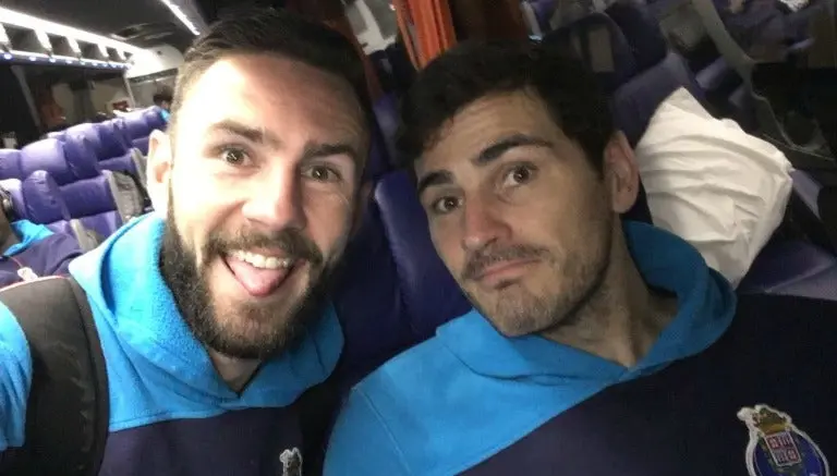 Piqué desconoce a Layún en Periscope con Casillas