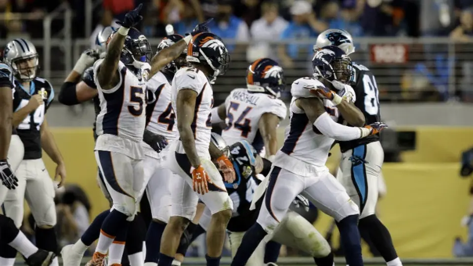 Broncos evita jersey naranja y vuelve a ganar el SB