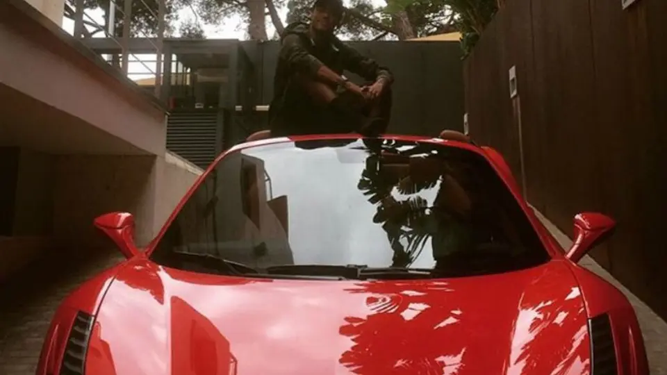 Neymar presume su nuevo Ferrari con feroz arrancón
