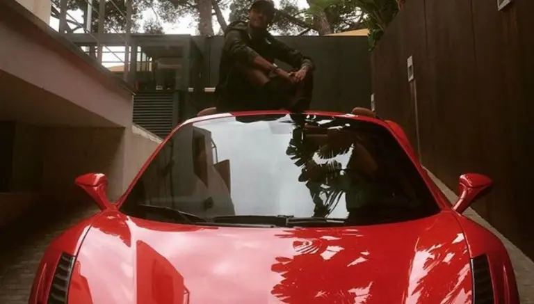 Neymar presume su nuevo Ferrari con feroz arrancón