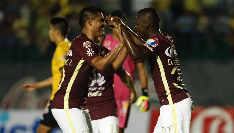 Carlos Darwin Quintero celebra con Osvaldo Martínez uno de los goles de las Águilas | IMAGO7
