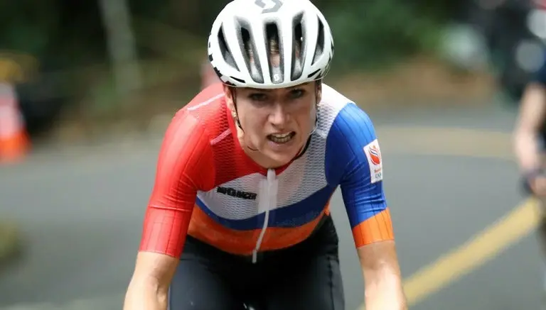 Ciclista holandesa sufre terrible accidente y pierde liderato en JO