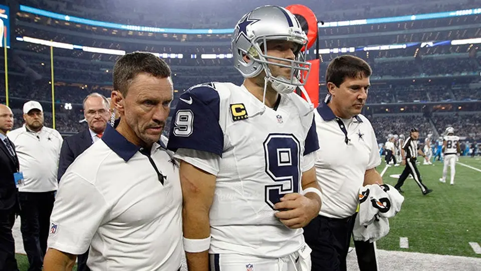 Tony Romo vuelve a abandonar por lesión
