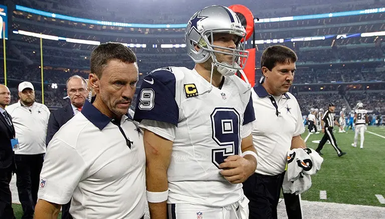 Tony Romo vuelve a abandonar por lesión