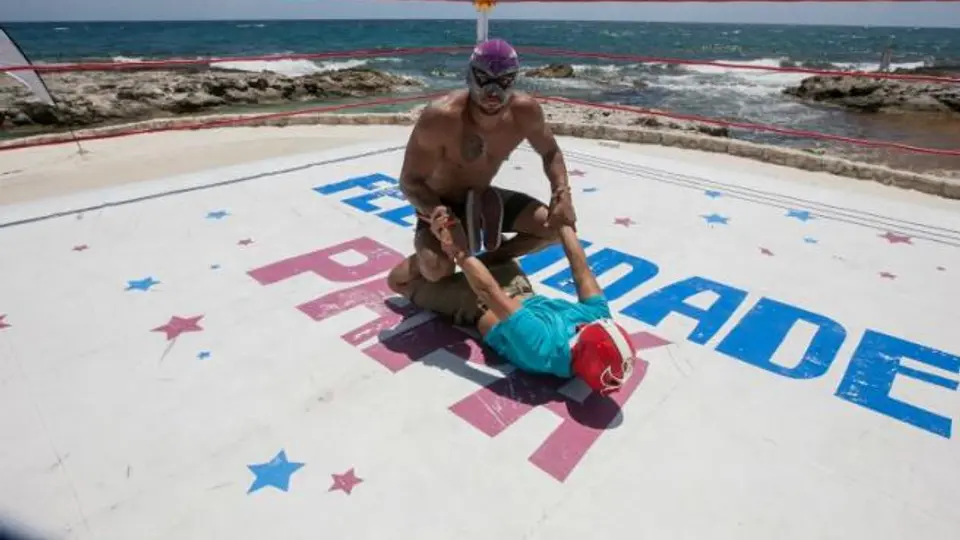 Luchadores de Triple A imparten clases en la Riviera Maya