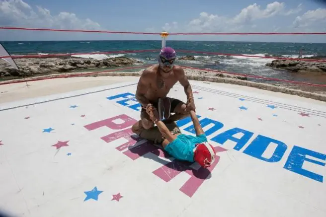 Luchadores de Triple A imparten clases en la Riviera Maya
