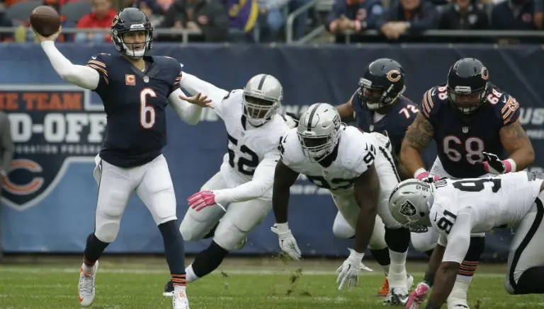 Raiders cae a manos de un Cutler inspirado